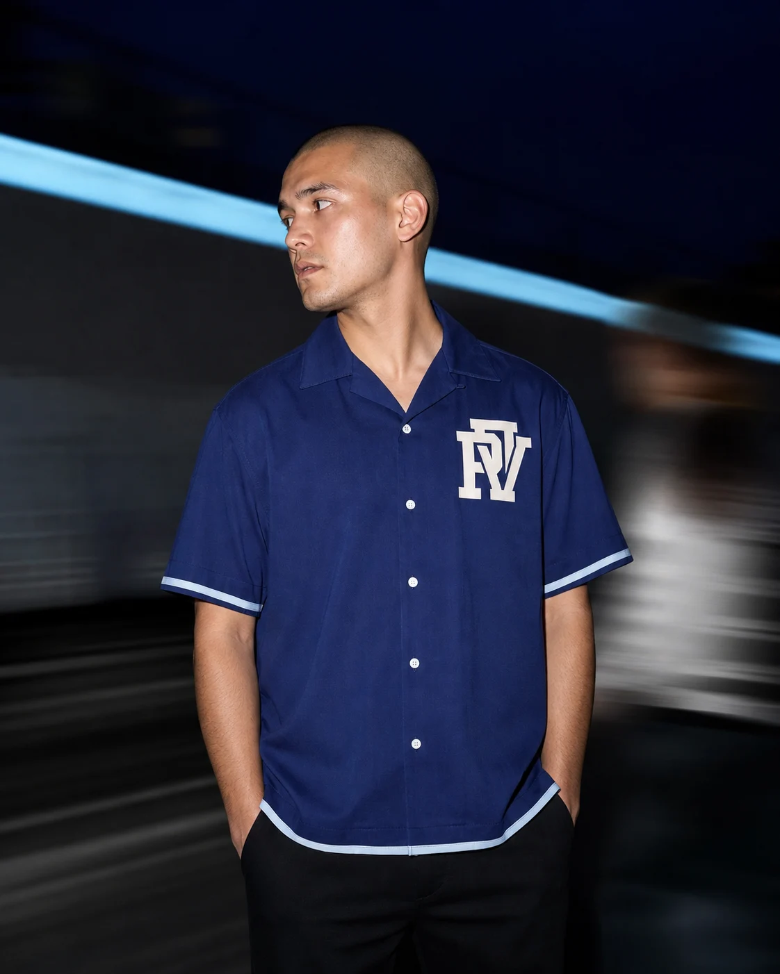 Model im navyblauen Bowling-Hemd bei Nacht, KI-generiertes Bild